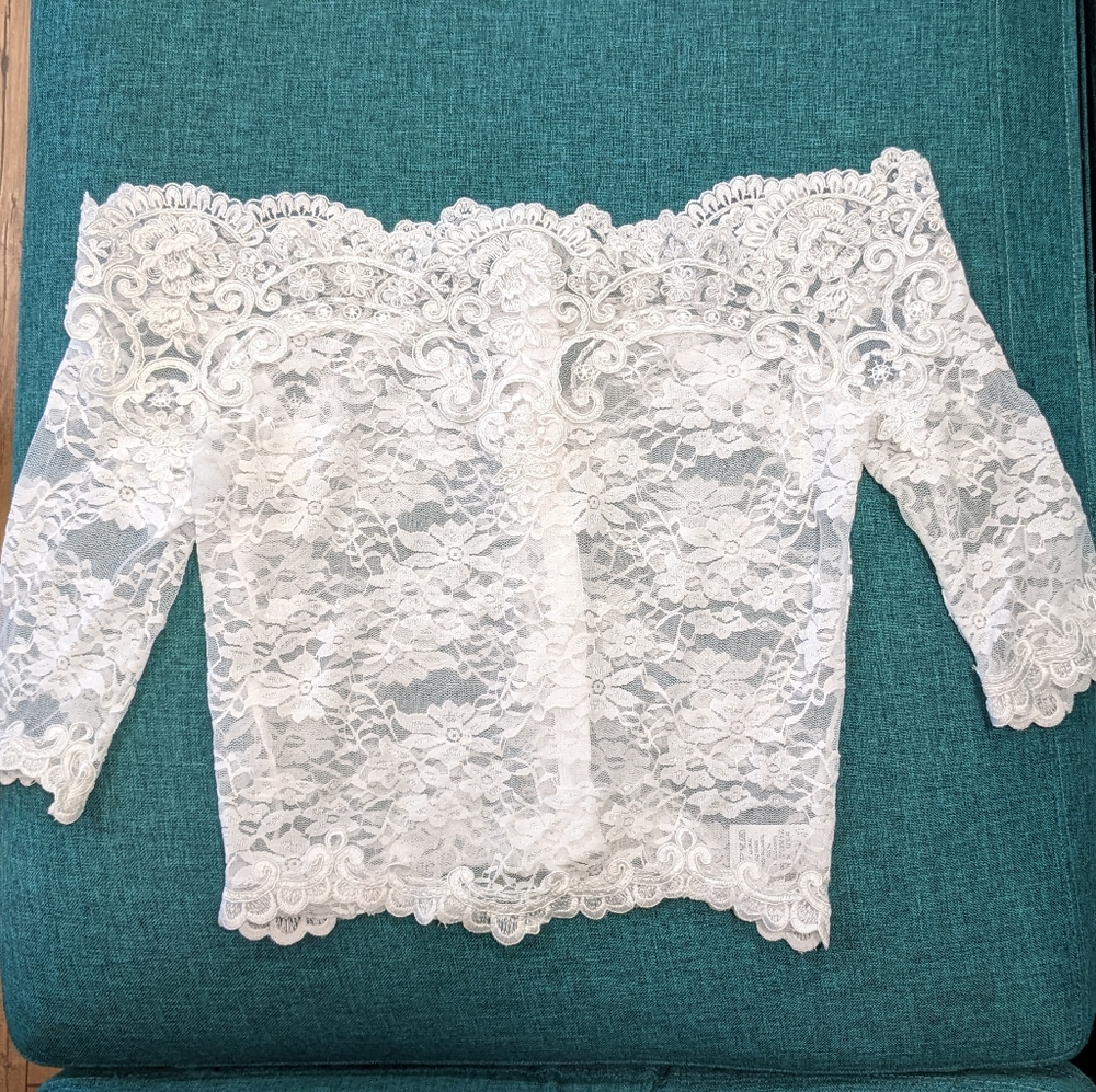 👰 Bridal Lace Cover-up with Buttons